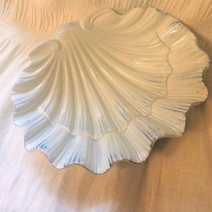 Shell shaped tray
